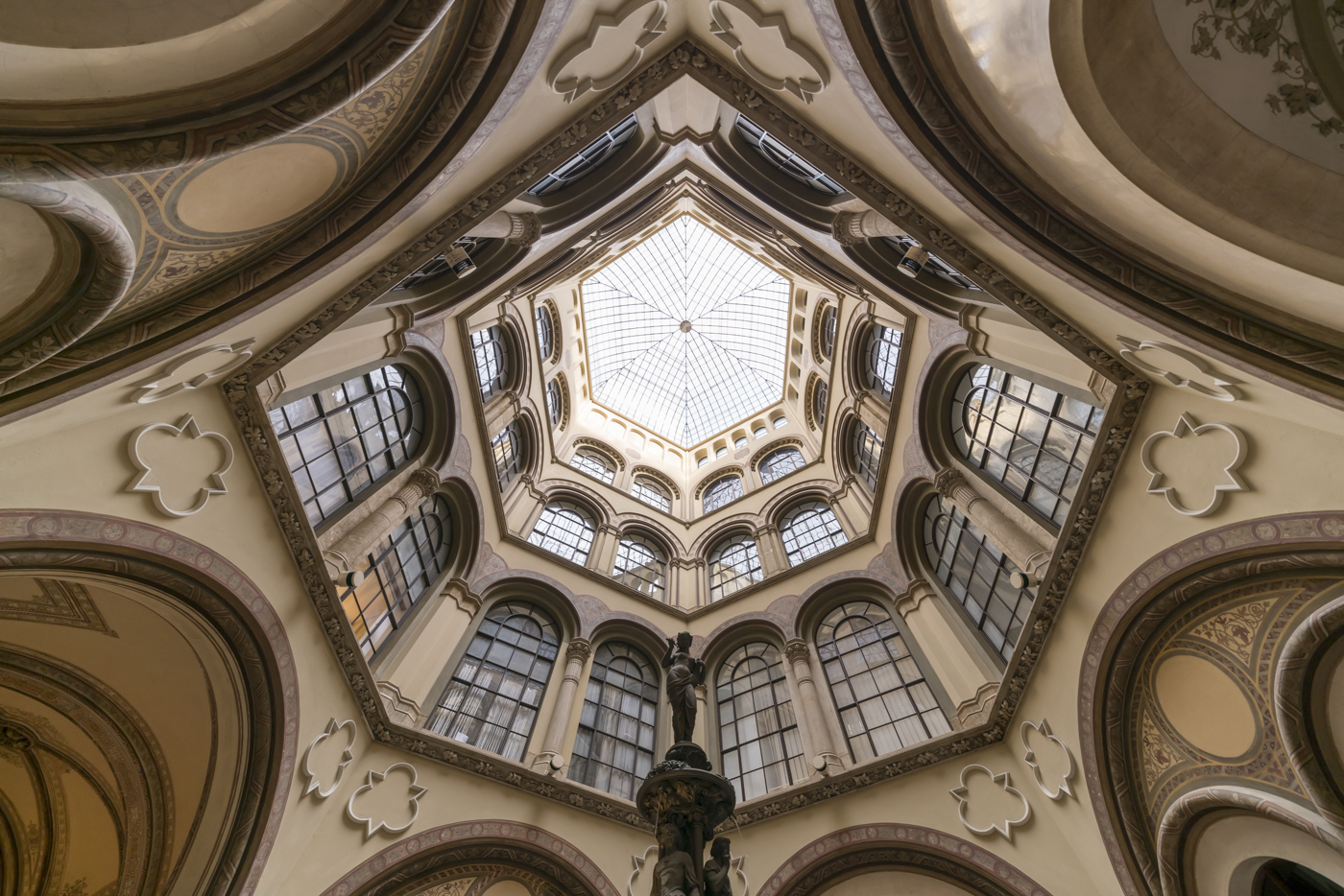 id cau truc hinh dang va tinh doi xung o vienna 8