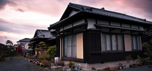 sunset-over-japanese-homes