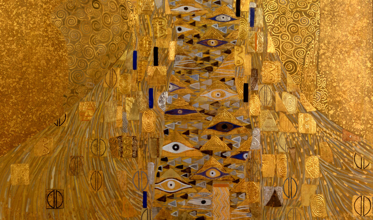 Những họa tiết đa dạng này còn cho thấy sự giao thoa của nhiều nền văn hóa khác nhau trong nghệ thuật của Klimt, ngoài cách sắp đặt vàng lá theo nghệ thuật Byzantine còn có: những con mắt trên chiếc váy của văn hóa Ai Cập cổ đại, các cuộn dây và vòng xoáy lặp đi lặp lại của thời kỳ Mycenaean. Trong khi khi đó những hoa văn khác được dựa theo các chữ cái của Hy Lạp.