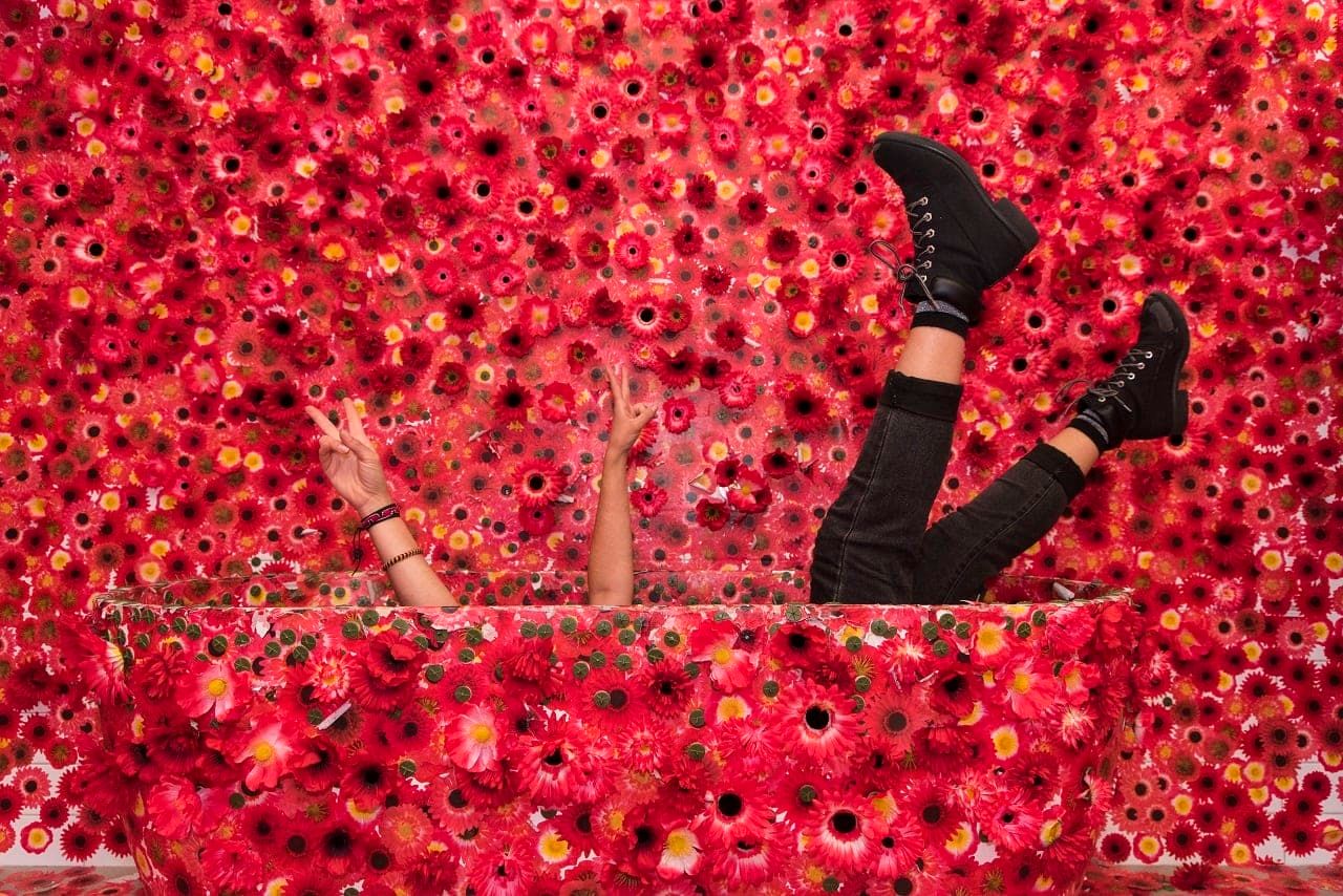 Yayoi Kusama và nỗi ám ảnh những bông hoa đỏ
