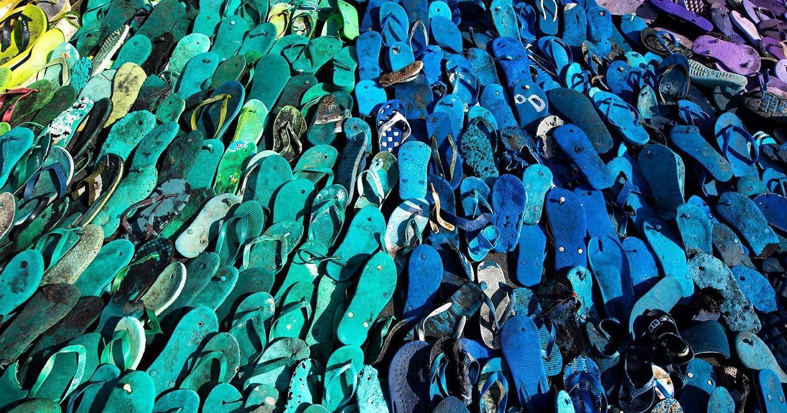 Lost soles – Cầu vồng từ những chiếc dép trôi dạt ngoài biển