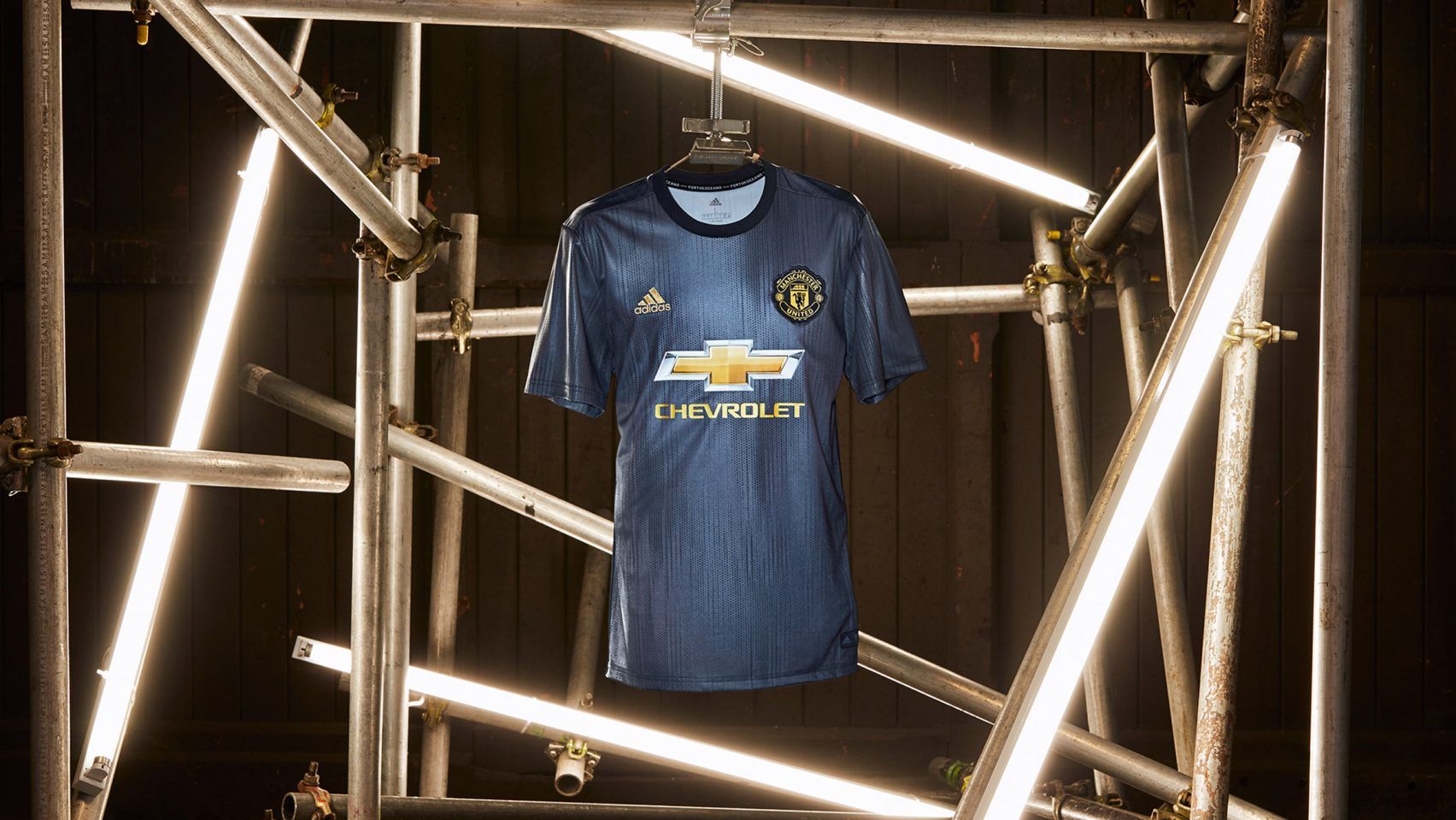 Adidas ra mắt bộ đồng phục Manchester United làm từ rác nhựa đại dương