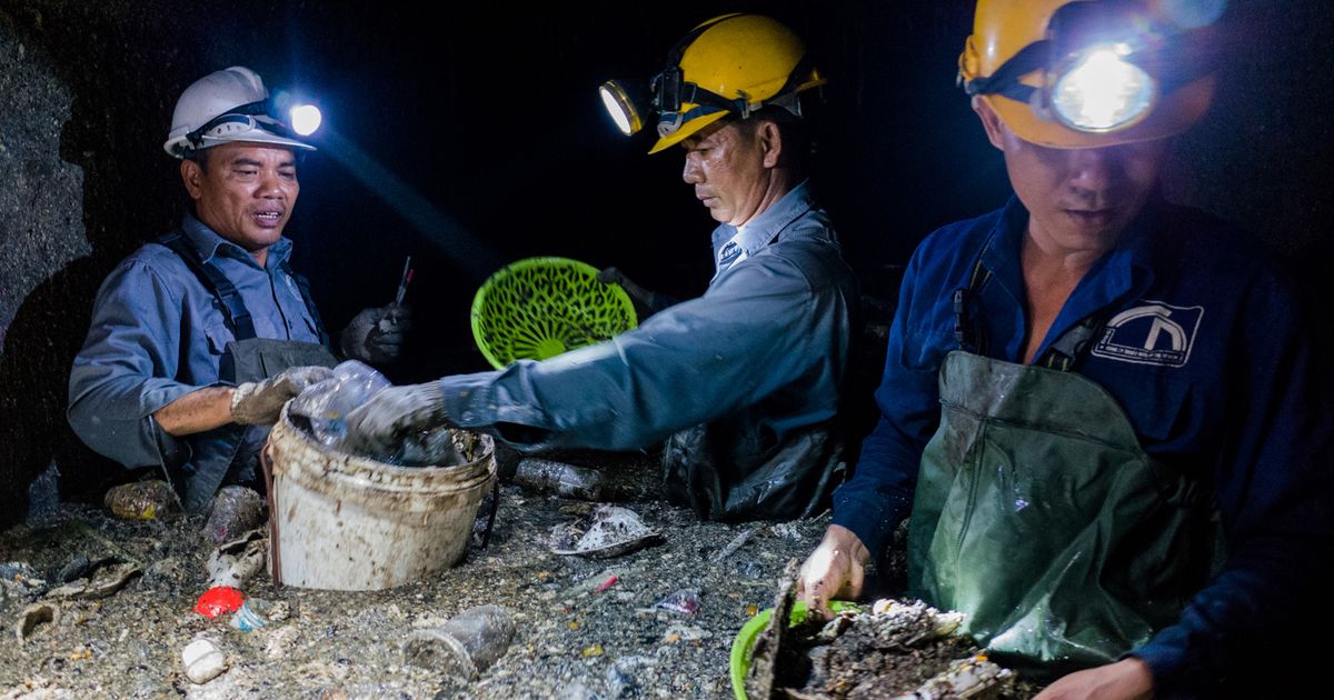 Những người dầm mình trong cống thối vớt rác ở Sài Gòn