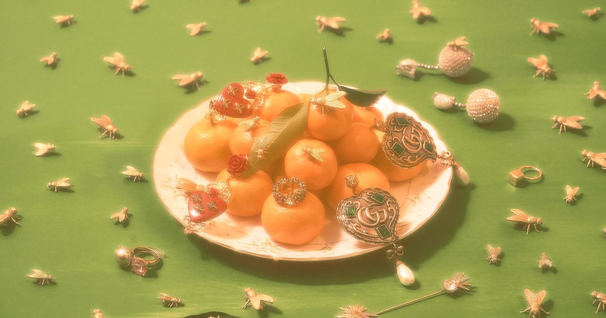 Bộ ảnh của studio Monkey Minh sử dụng vớ da của mẹ và những em ruồi