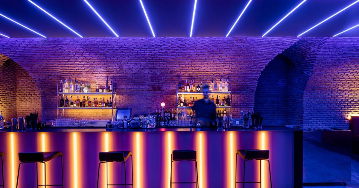 Quán bar huyền ảo dưới lòng đất tại thành phố Madrid