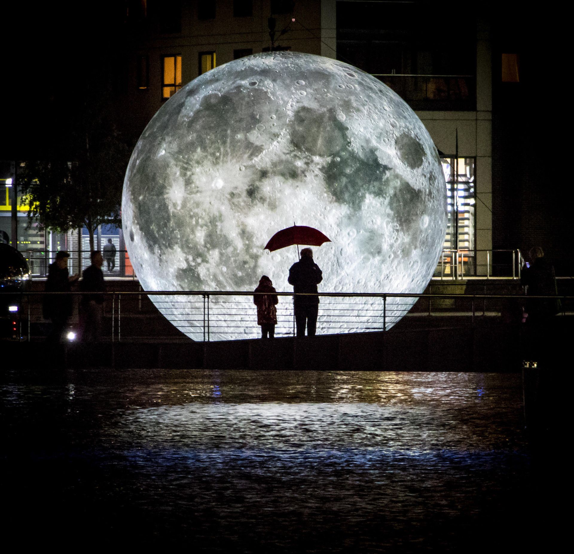 The Museum of the Moon: Bản sao chuẩn xác của mặt trăng đi tour vòng quanh thế giới