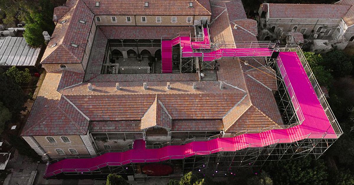 ’90 degrees’: Dạo quanh trên những bậc thang màu hồng tại Tuần lễ thiết kế Jerusalem