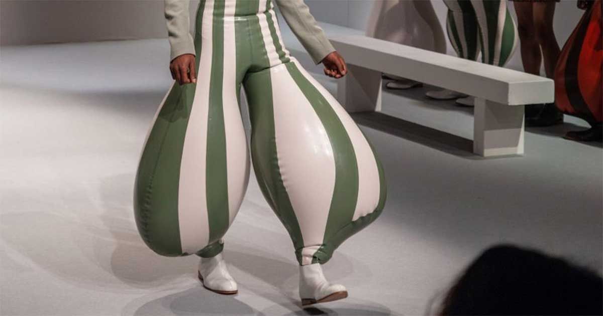 Ẩn sau chiếc quần latex bóng bay nổi tiếng là góc nhìn của những... chú chó