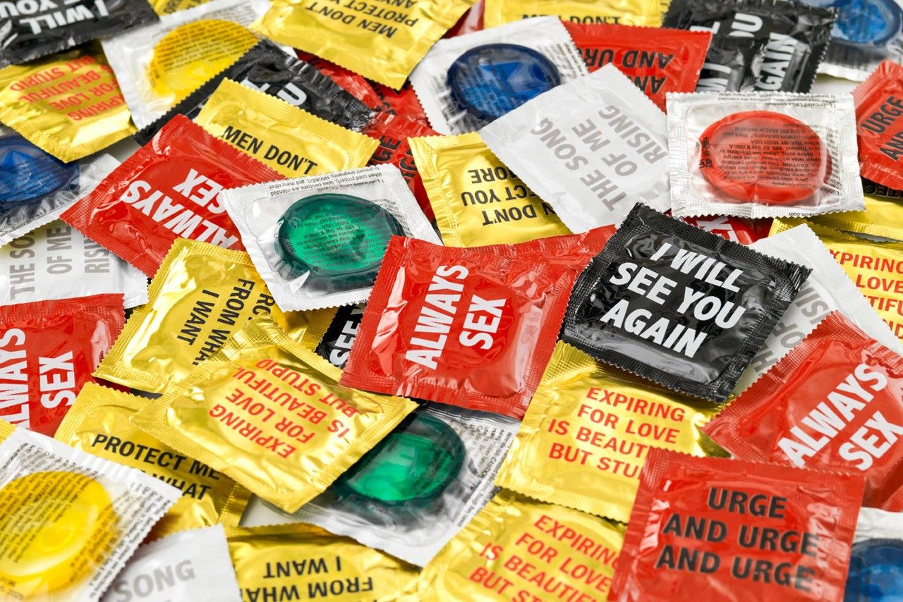 Tác phẩm nâng cao nhận thức chống lại AIDS qua câu chữ trên những chiếc bao cao su