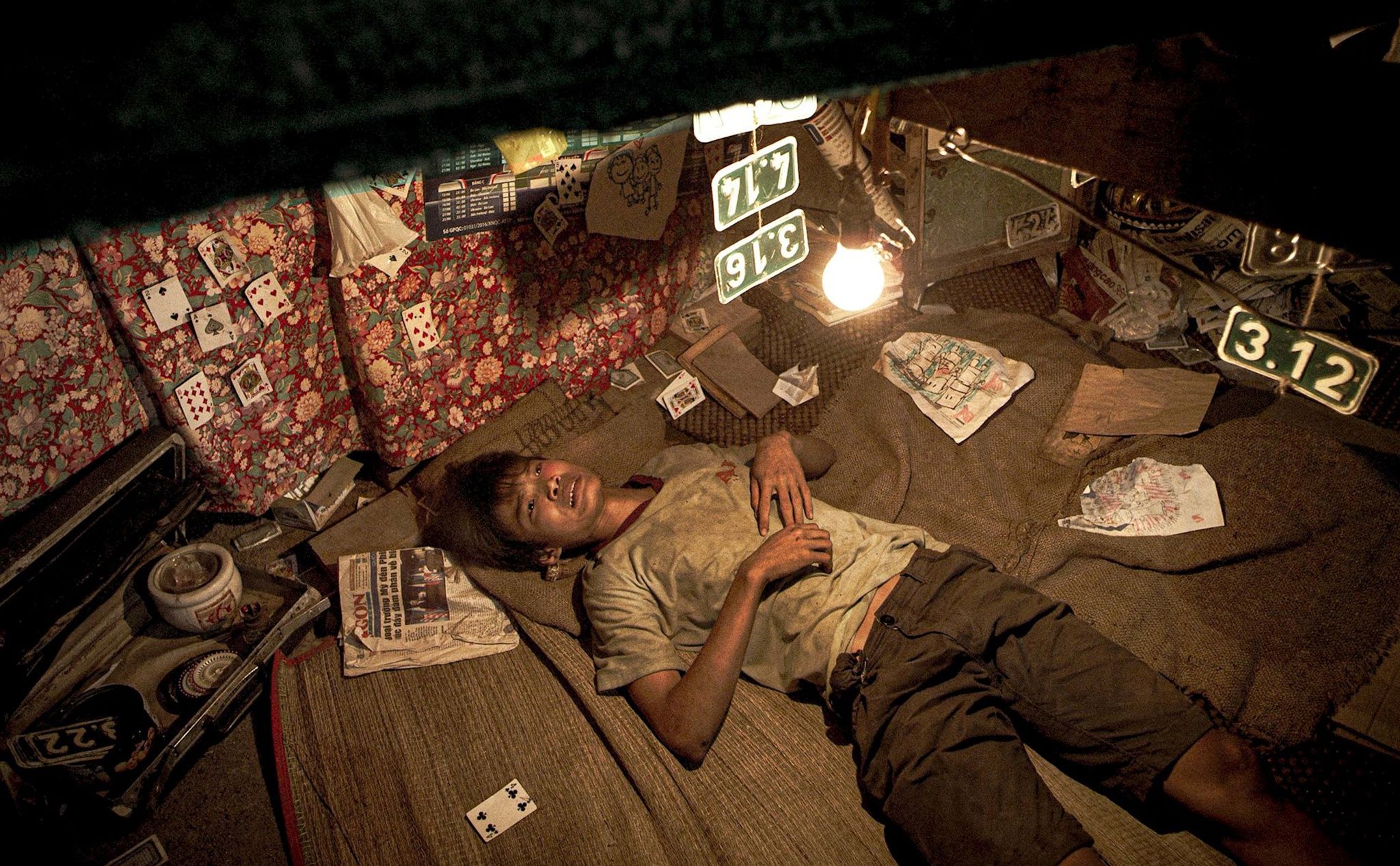 Tìm hiểu về Dutch Angle - Góc quay nghiêng làm nên sự khác biệt cho "Ròm"