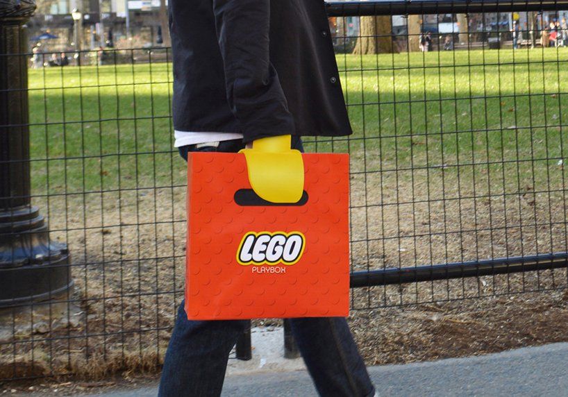 Chiếc túi mua sắm đặc biệt này biến bàn tay người thành một chiếc 'móng vuốt' LEGO