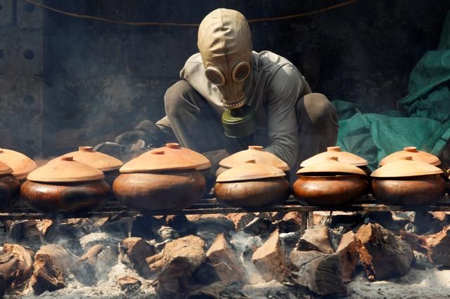 Đeo mặt nạ phòng độc để kho cá dịp Tết - Làng 'Vũ Đại' lên báo nước ngoài khiến nhiều người nhầm tưởng