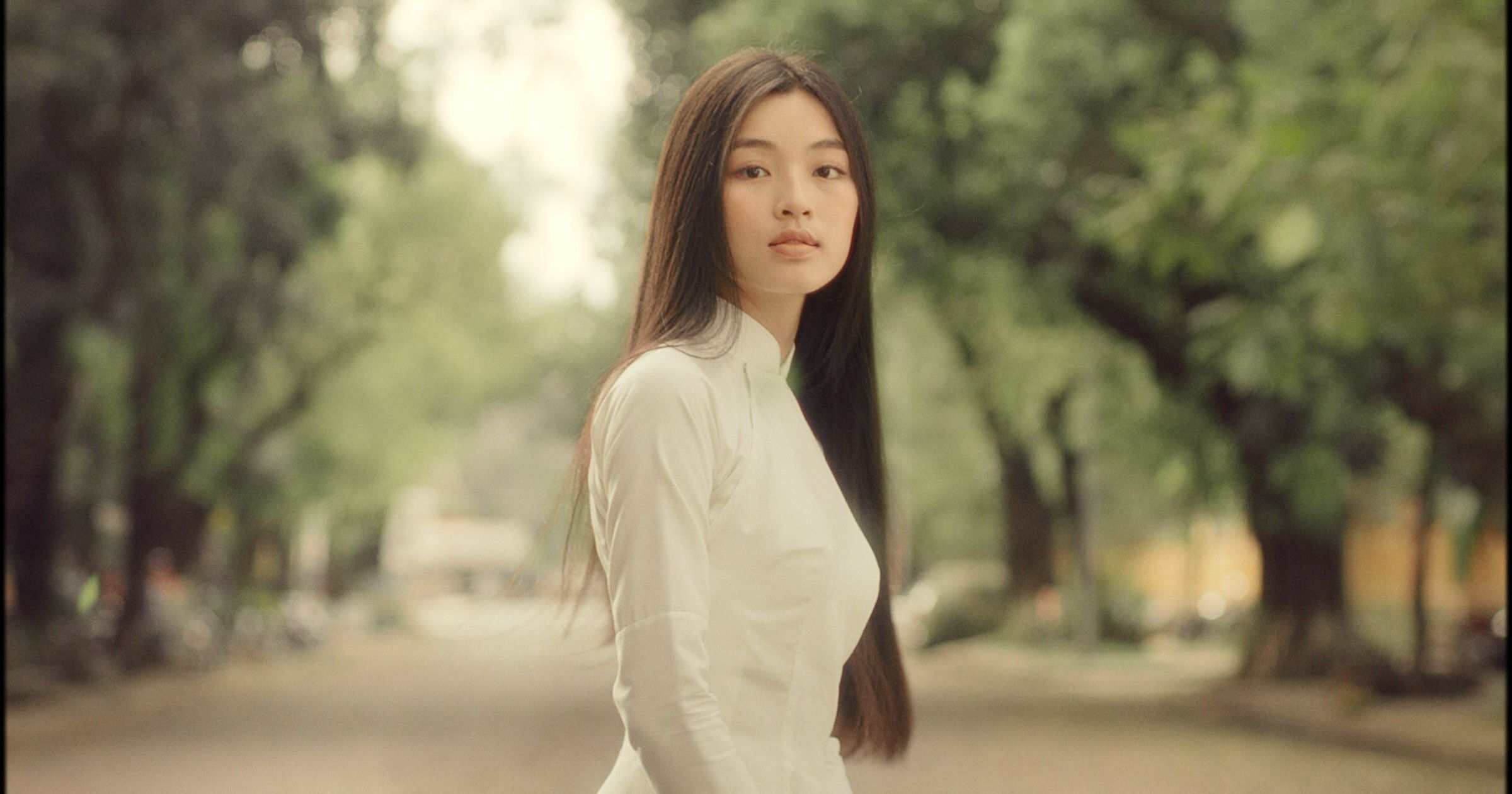 Suy đoán được gì từ first look của “Em và Trịnh”?