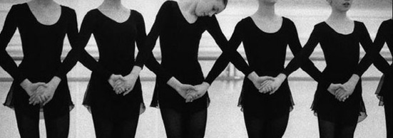 Nhìn cuộc sống qua những cái nắm tay