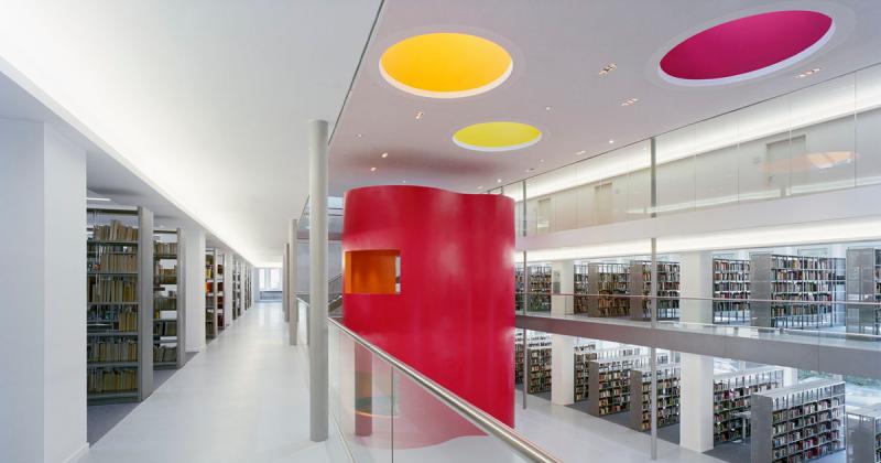 Thư viện trung tâm thành phố Frankfurt hấp dẫn du khách với màu sắc bắt mắt