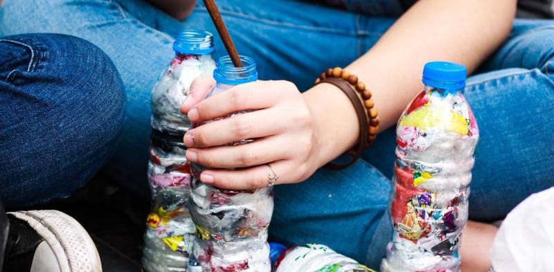 Bạn trẻ Hà Nội hướng dẫn cách làm gạch sinh thái từ rác nhựa