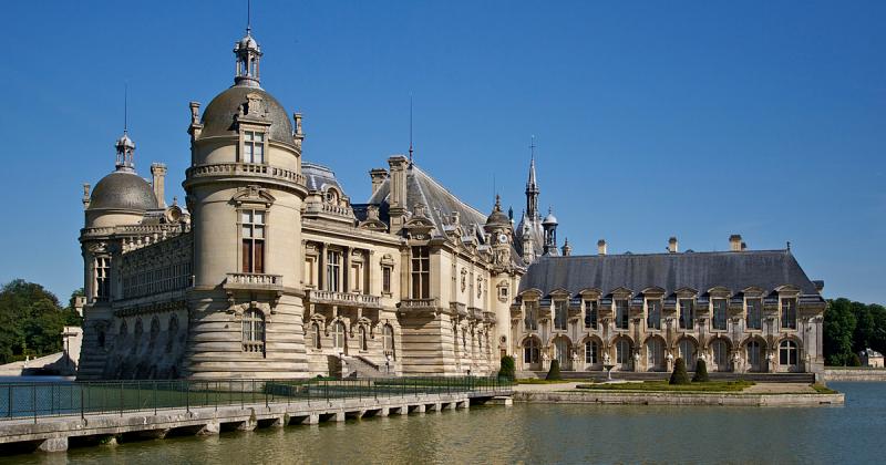 Thư viện lộng lẫy bên trong lâu đài cổ Chantilly tại nước Pháp thơ mộng