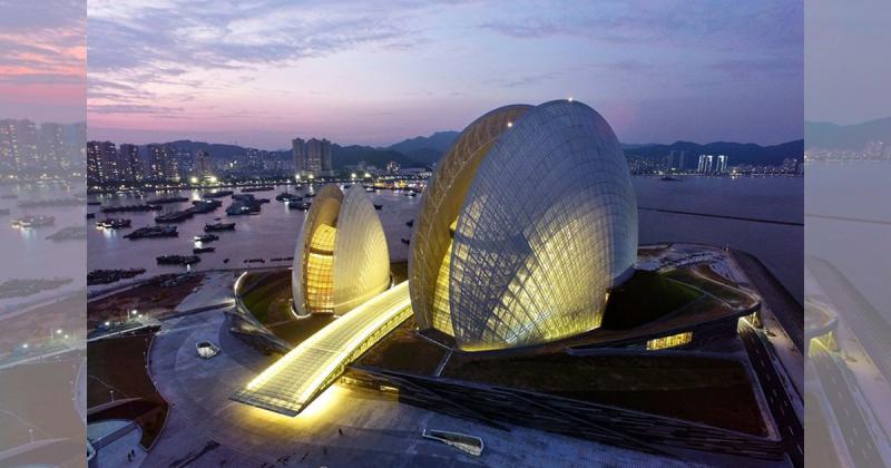 Nhà hát ở Trung Quốc lấy cảm hứng từ vỏ sò điệp mất 8 năm để xây dựng