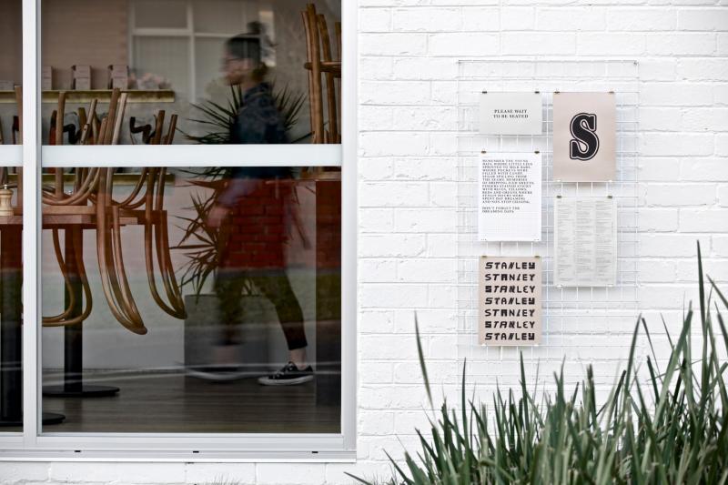 Bộ nhận diện với tông màu trầm ấm của tiệm cà phê Stanley Mount Waverley