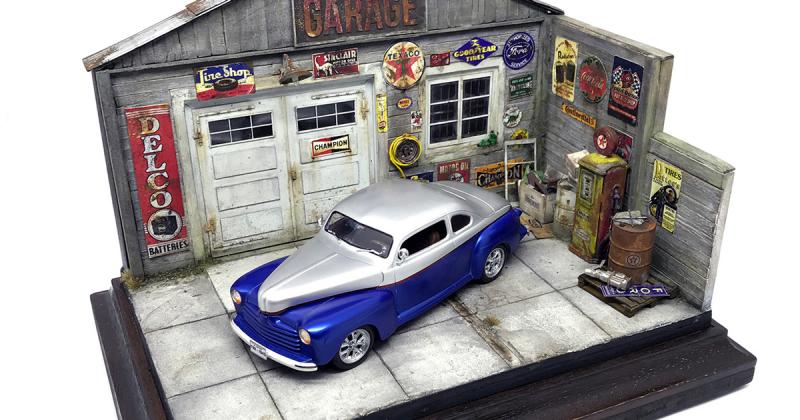 Bản sao thu nhỏ siêu chân thật của chiếc xe Ford đời 1946 trong garage kiểu Mỹ
