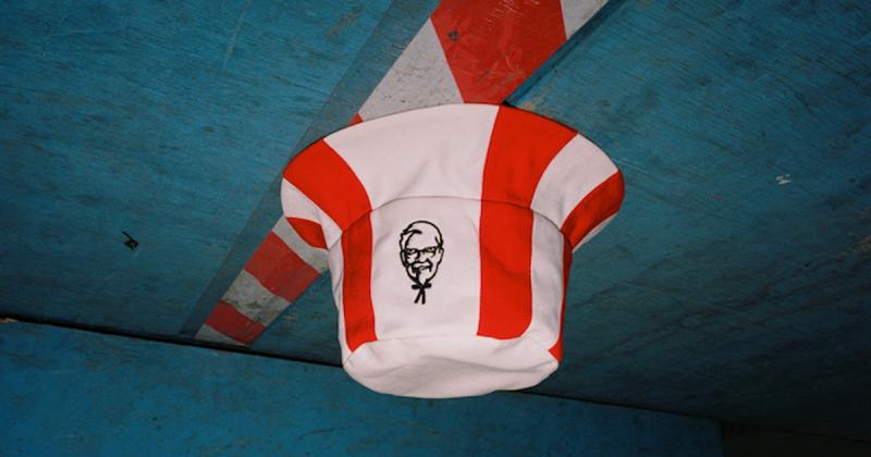 KFC ra mắt chiếc mũ bucket lấy cảm hứng từ túi giấy đựng đùi gà