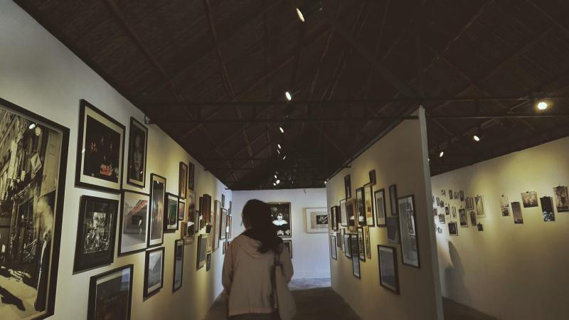 /ai đi/ Noirfoto Darkroom-Studio-Gallery: góc nắng và khoảng đêm