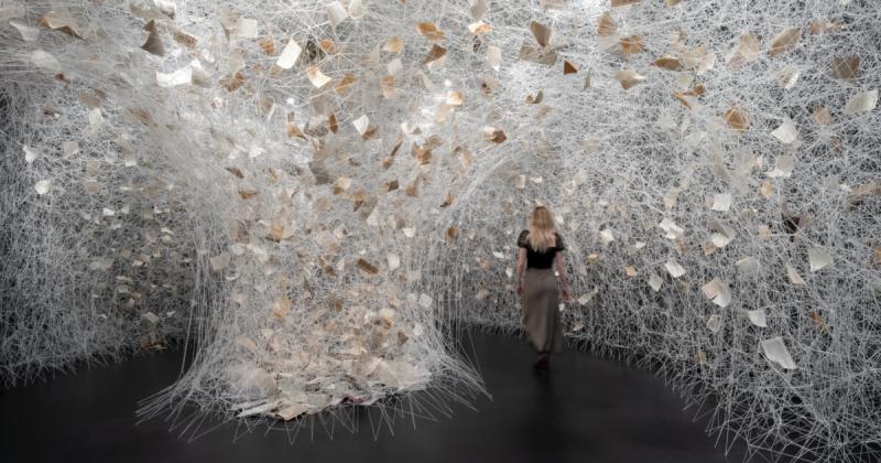 Trí nhớ và kiến ​​thức đan xen trong tác phẩm sắp đặt của Chiharu Shiota