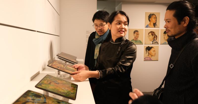 Hơn 35 tác phẩm của 8 nghệ sĩ Việt Nam vừa hạ cánh tại Paris trong triển lãm ‘VIE..’