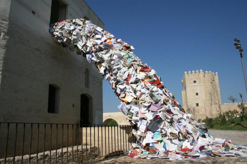 Các công trình điêu khắc từ hàng nghìn cuốn sách của Alicia Martín