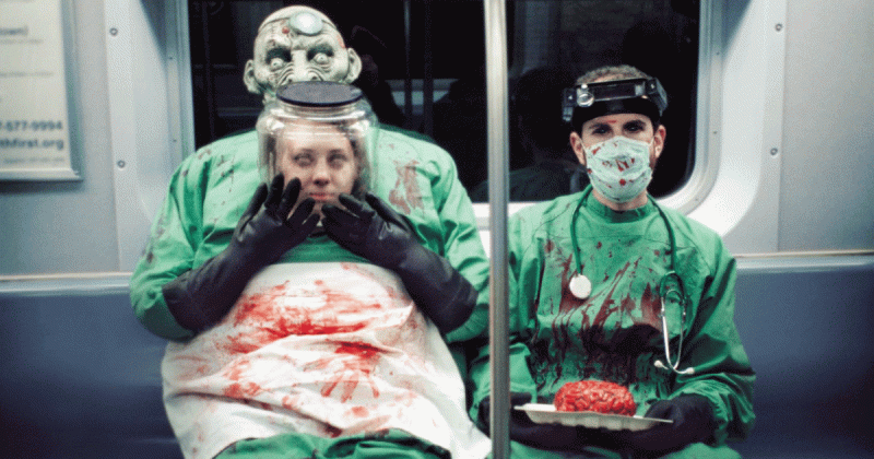 Sách ảnh rùng rợn được chụp trong 20 năm về trang phục Halloween trong tàu điện ngầm